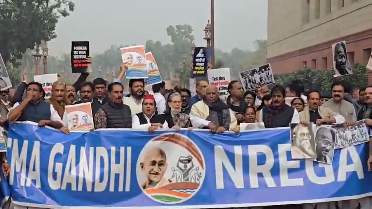 विपक्षी सांसदों का 'मनरेगा' में बदलाव के खिलाफ संसद परिसर में प्रदर्शन