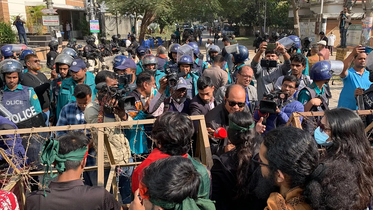 हादी की मौत के बाद से जल रहा बांग्लादेश,