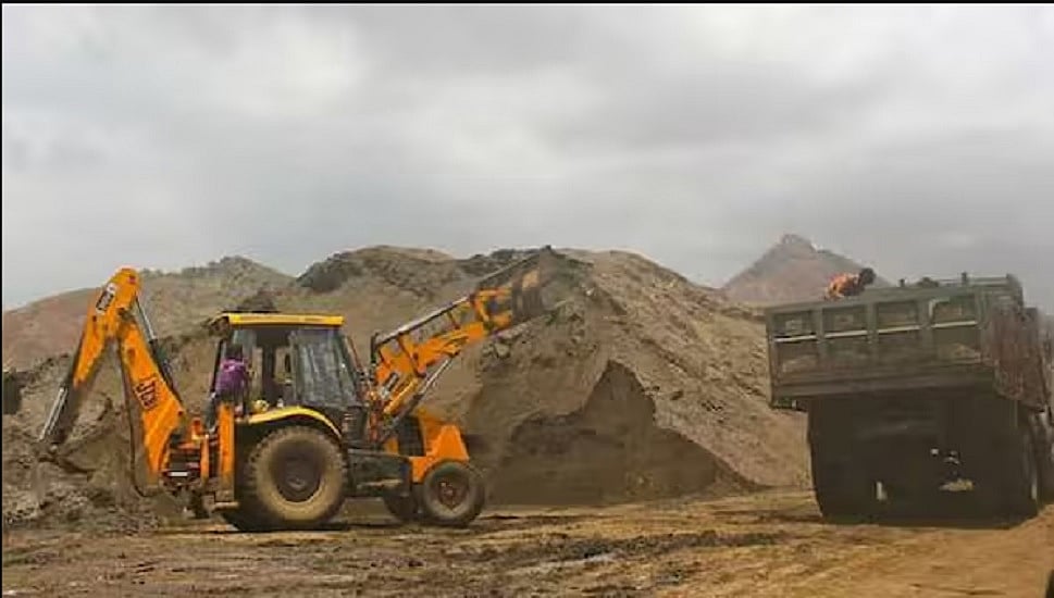 यूपी के हरदोई में माफिया की दबंगई, जिला खनन अधिकारी पर डंपर चढ़ाने की कोशिश, बाल-बाल बची जान