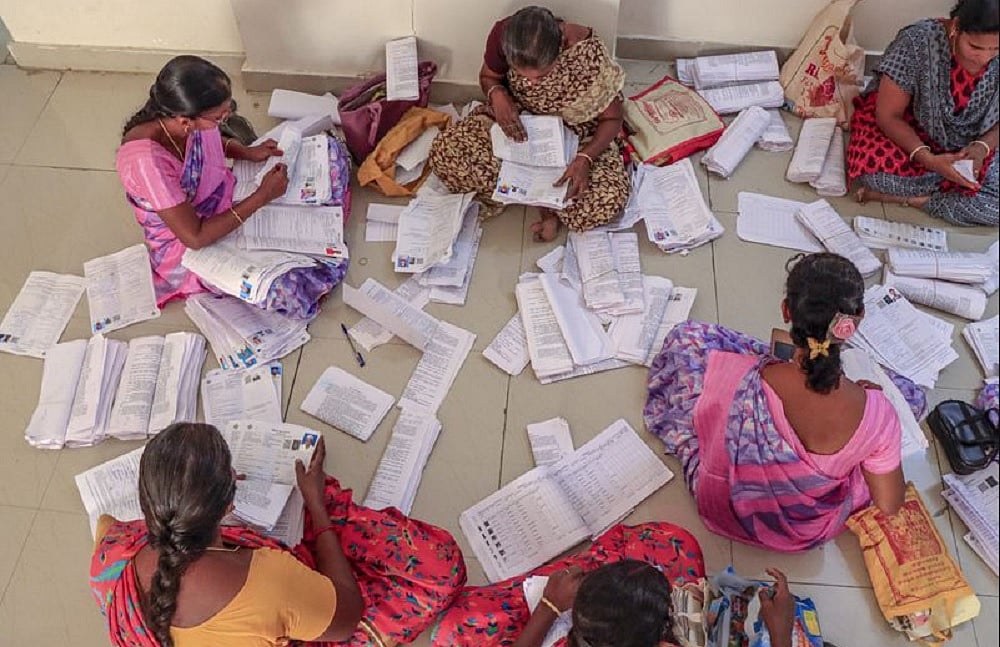 SIR: तमिलनाडु में ड्राफ्ट लिस्ट में करीब 1 करोड़ मतदाताओं के नाम कटे, गुजरात में भी 73 लाख वोटर्स के नाम हटे