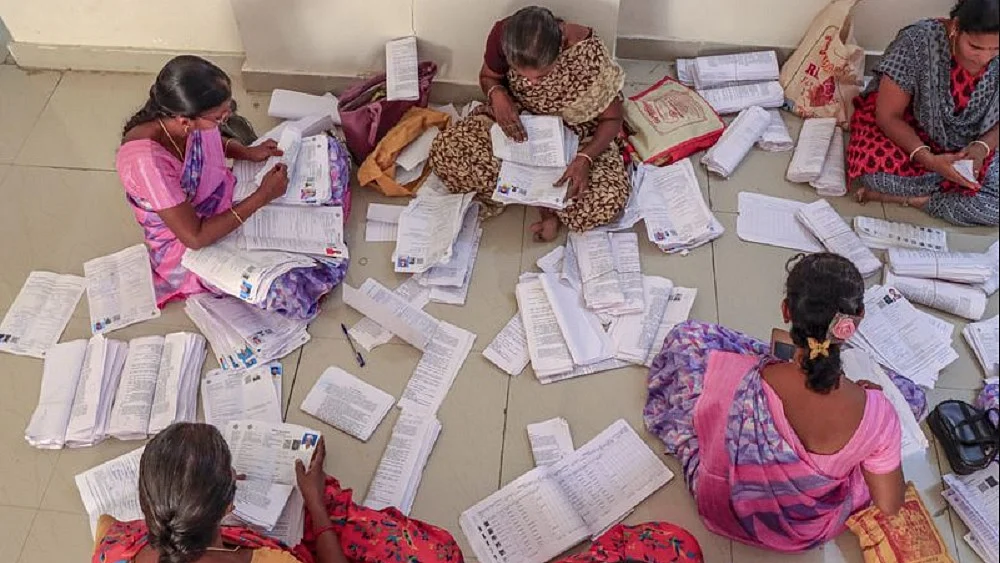 SIR: तमिलनाडु में ड्राफ्ट लिस्ट में करीब 1 करोड़ मतदाताओं के नाम कटे, गुजरात में भी 73 लाख वोटर्स के नाम हटे