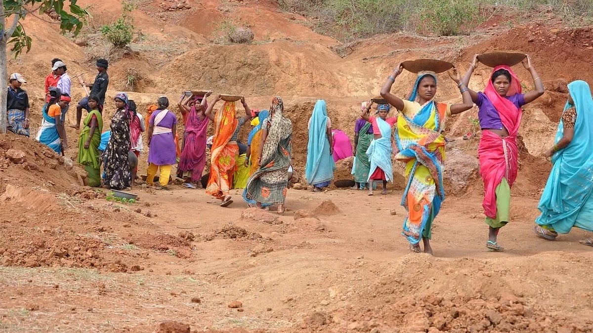 मनरेगा के तहत गांव में काम करते हुए मजदूर (फाइल फोटो)