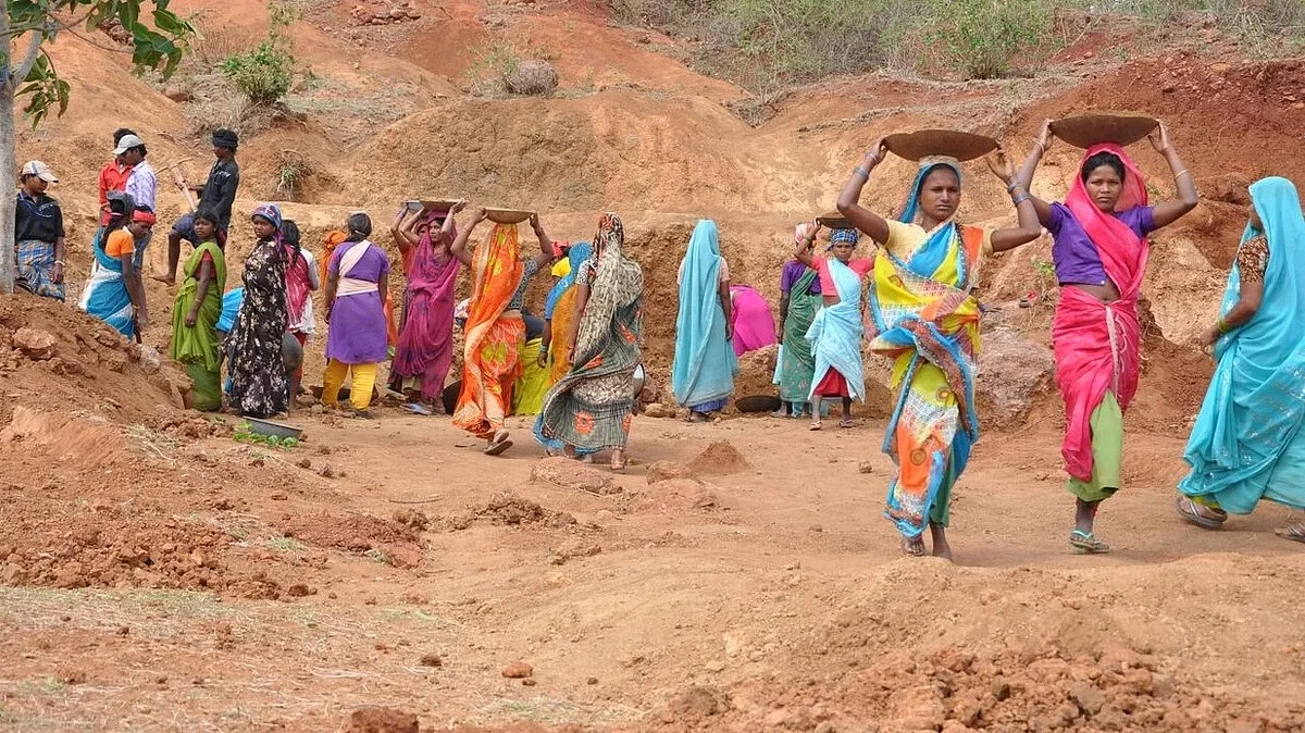 मनरेगा के तहत गांव में काम करते हुए मजदूर (फाइल फोटो)