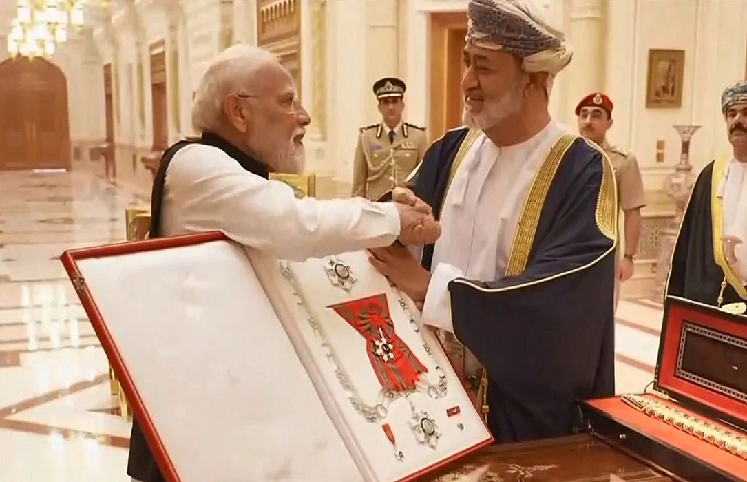 विष्णु नागर का व्यंग्यः प्रधानमंत्री को विदेशों से सम्मान हासिल करने का चस्का, आखिर शौक बड़ी चीज है!