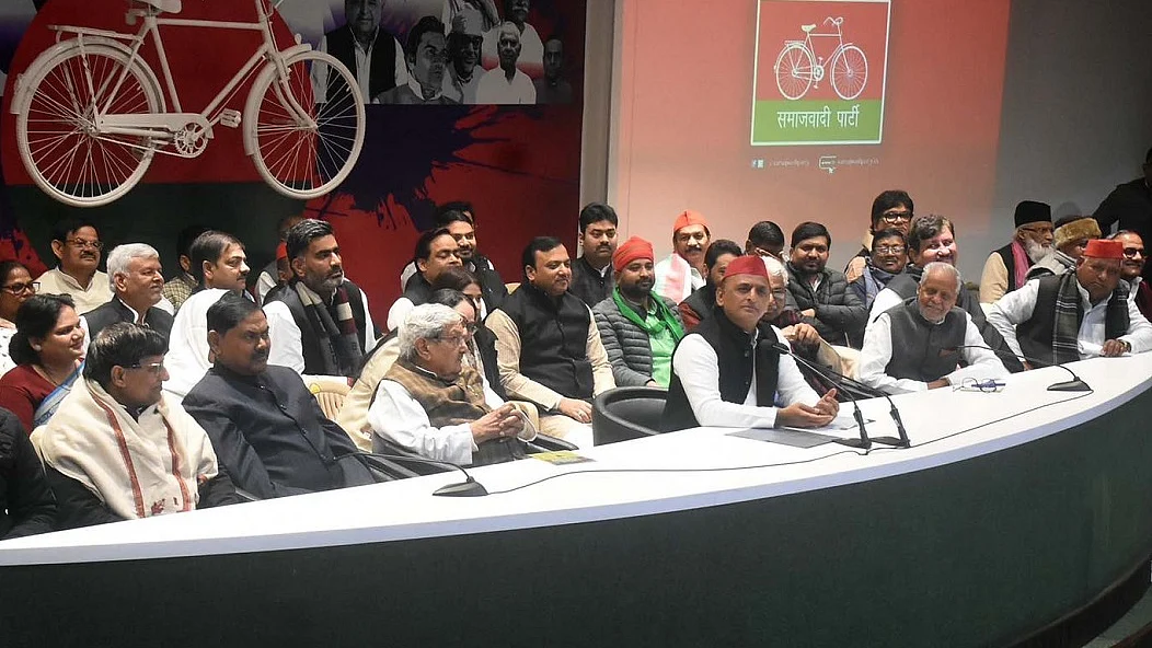 कफ सिरप कांडः अखिलेश की योगी को चुनौती- काले कारोबार में जितने लोग शामिल, सरकार उन पर बुलडोजर चलाए