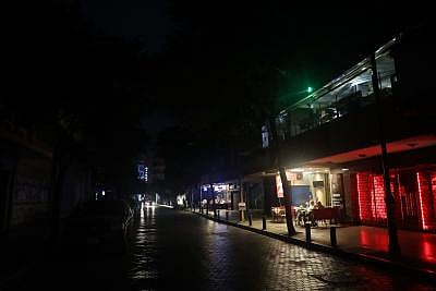 अमेरिका: टेक हब सैन फ्रांसिस्को में अंधेरा में, 1 लाख 30 हजार घरों की बिजली गुल, पेट्रोल पंप, ट्रेन सब बंद