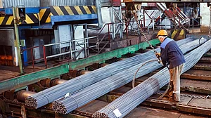 अर्थजगतः बुनियादी उद्योगों की वृद्धि दर नवंबर में घटकर 1.8 प्रतिशत और सोना नए शिखर पर, चांदी का भी नया रिकॉर्ड