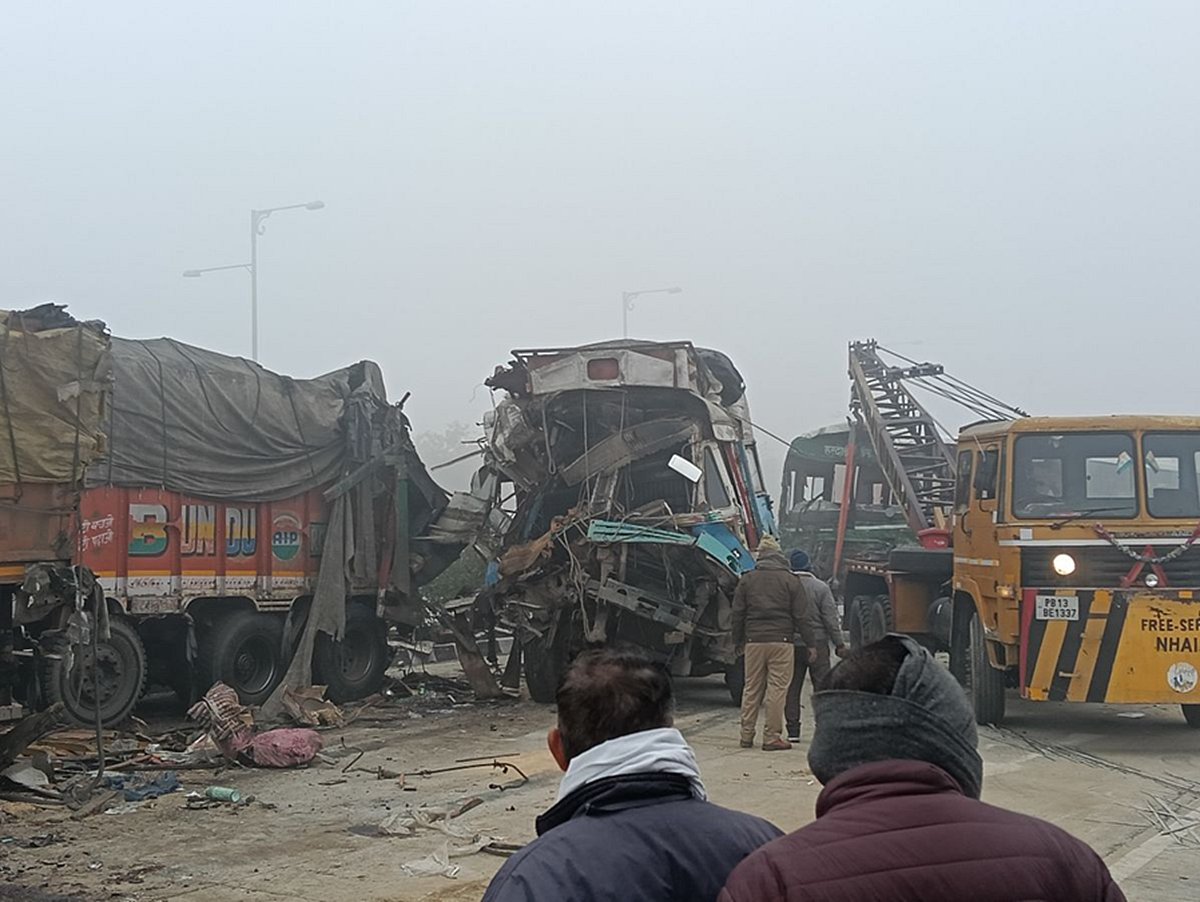 उत्तर प्रदेश: अमेठी में घने कोहरे के बीच भीषण सड़क हादसा, 6 वाहनों के आपस में टकराने से दो की मौत, 16 घायल