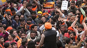 दिल्ली: VHP-बजरंग दल के सैकड़ों कार्यकर्ताओं को पुलिस ने हिरासत में लिया, बांग्लादेश उच्चायोग के बाहर कर रहे थे प्रदर्शन