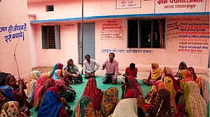 ऐसी ही पंचायतों में तय होता था कि क्या काम हो, जिसमें सबकी मर्जी शामिल होती थी, अब ऐसा नहीं हो सकेगा (सांकेतिक तस्वीर)