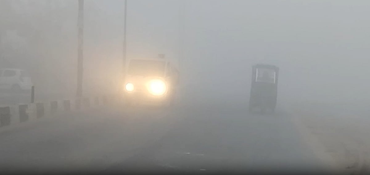 उत्तर प्रदेश में घने कोहरे और कड़ाके की ठंड का दोहरा वार, जनजीवन प्रभावित