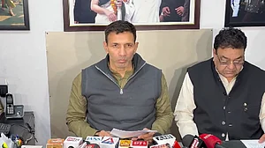 'मध्य प्रदेश की स्वास्थ्य सेवाएं वेंटिलेटर पर, अघोषित आपातकाल जैसे हालात', जीतू पटवारी ने बीजेपी सरकार को घेरा