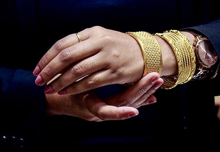 अर्थतंत्र की खबरें: अनिश्चितता के दौर में सोना-चांदी बने निवेशकों की पहली पसंद और 'AI से नौकरियों पर खतरा कम'