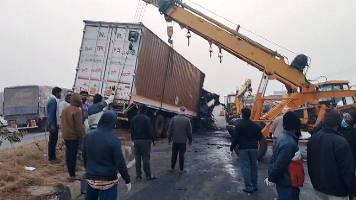 ट्रक ड्राइवर की लापवाही ने लील ली 9 जिंदगी? कर्नाटक बस हादसे पर IGP ने बताया आखिरी कैसे हुआ ये दर्दनाक हादसा