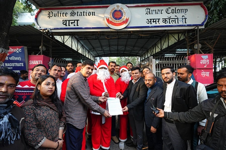 दिल्लीः 'सांता क्लॉज' के साथ थाने पहुंचे सौरभ भारद्वाज, ईसाई महिलाओं-बच्चों से बदसलूकी के मामले में दी शिकायत