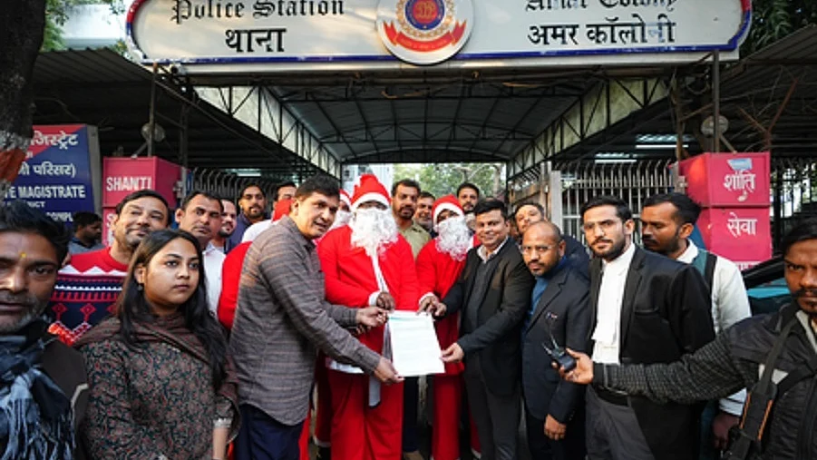 दिल्लीः 'सांता क्लॉज' के साथ थाने पहुंचे सौरभ भारद्वाज, ईसाई महिलाओं-बच्चों से बदसलूकी के मामले में दी शिकायत