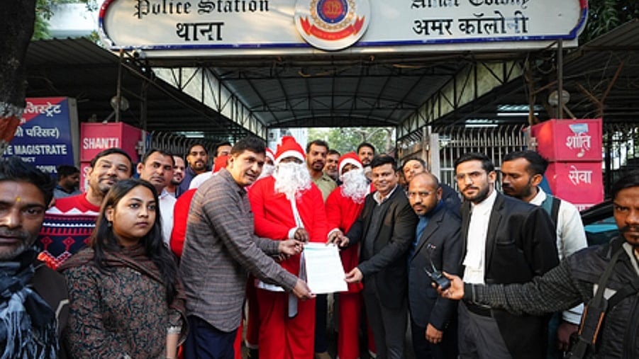 दिल्लीः 'सांता क्लॉज' के साथ थाने पहुंचे सौरभ भारद्वाज, ईसाई महिलाओं-बच्चों से बदसलूकी के मामले में दी शिकायत