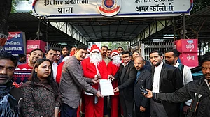 दिल्लीः 'सांता क्लॉज' के साथ थाने पहुंचे सौरभ भारद्वाज, ईसाई महिलाओं-बच्चों से बदसलूकी के मामले में दी शिकायत