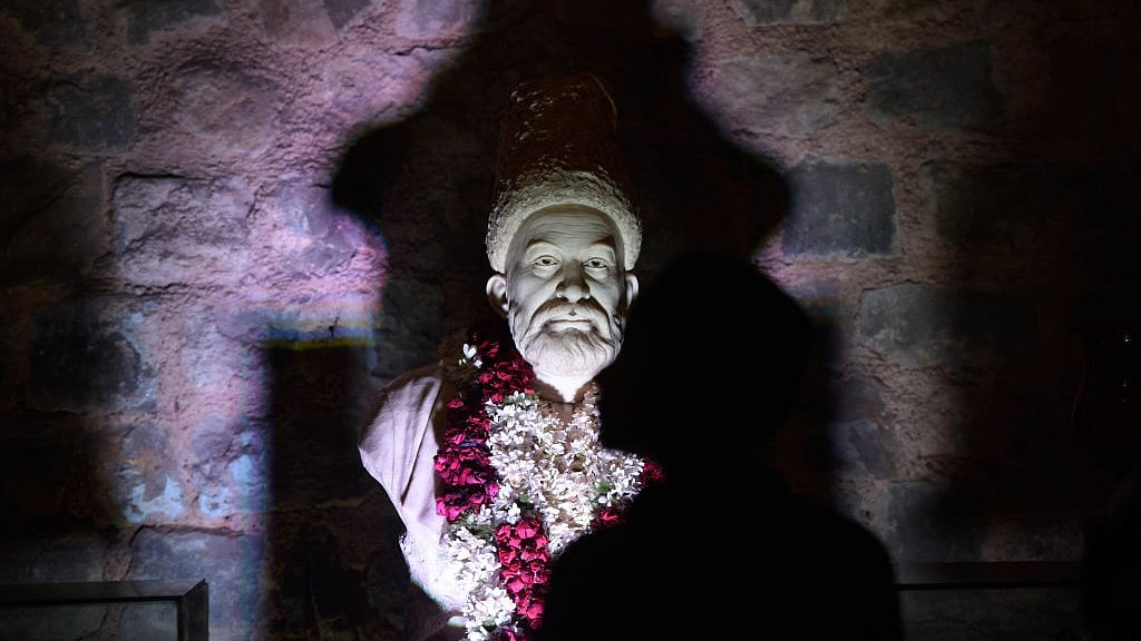 दिल्ली के बल्लीमारां में गालिब की हवेली में रखा मशहूर शायर का मुजस्समा (Getty Images)