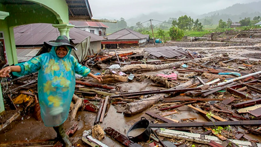 बाढ़, तूफान से लेकर भूकंप तक, 2025 में दुनिया में आई इन प्राकृतिक आपदाओं ने खूब तबाही मचाई