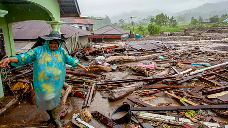 बाढ़, तूफान से लेकर भूकंप तक, 2025 में दुनिया में आई इन प्राकृतिक आपदाओं ने खूब तबाही मचाई
