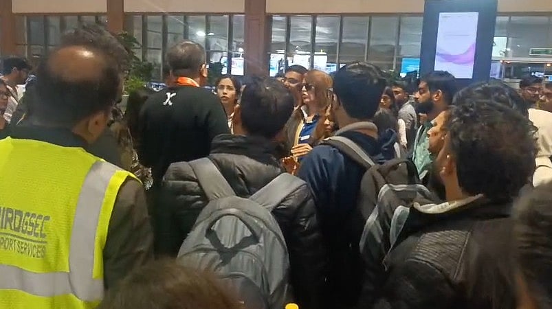 उत्तर भारत में घने कोहरे के कारण फ्लाइट ऑपरेशन बुरी तरह प्रभावित, यात्रियों के लिए एडवाइजरी जारी