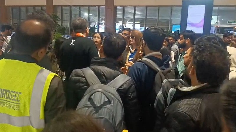 घने कोहरे के कारण फ्लाइट ऑपरेशन बुरी तरह प्रभावित