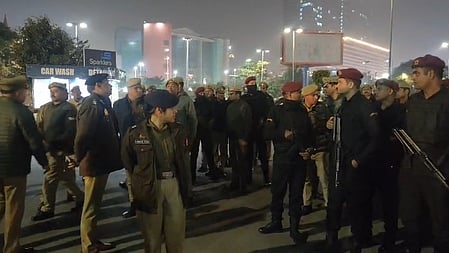 बड़ी खबर LIVE: नए साल के जश्न से पहले अलर्ट मोड पर नोएडा पुलिस, सादी वर्दी में मॉल और पब के बाहर पुलिसकर्मी रहेंगे तैनात
