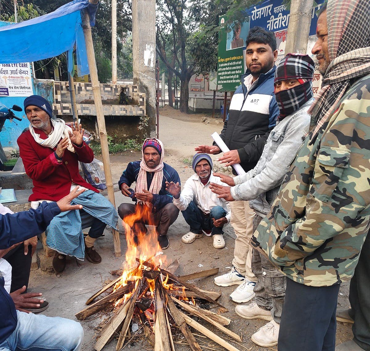 बिहार में कड़ाके की ठंड और घने कोहरे से जनजीवन प्रभावित (फोटो: @dm_patna)