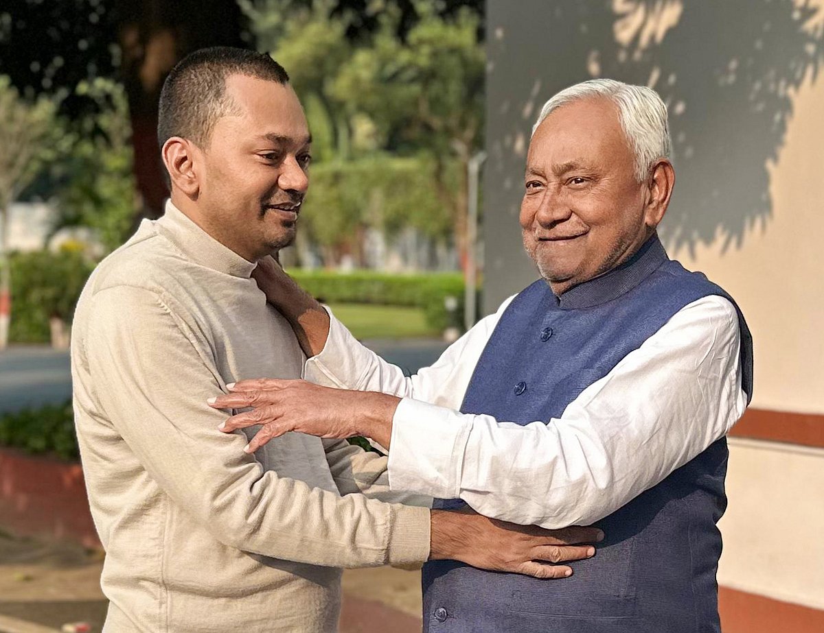 बेटे निशांत के साथ बिहार के मुख्यमंत्री नीतीश कुमार (फाइल फोटो)