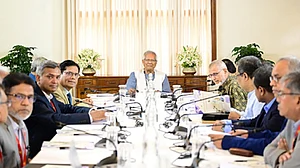 बांग्लादेश में राजनीतिक उथल-पुथल और गहराया, युनूस सरकार के एक और सलाहकार ने दिया इस्तीफा