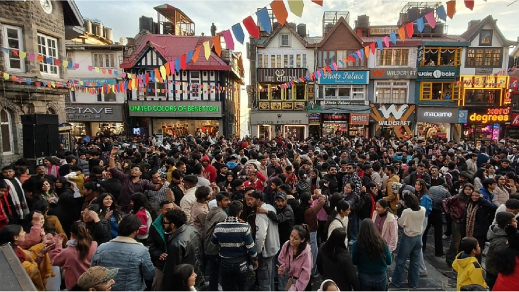 हिमाचल प्रदेशः नए साल के जश्न के लिए पर्यटकों का लगा जमावड़ा, पुलिस ने बढ़ाई सुरक्षा व्यवस्था