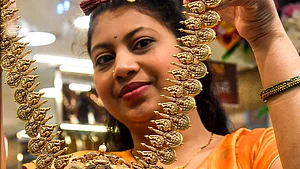 अर्थतंत्र की खबरें: नये साल के दिन सोना मजबूत, चांदी में गिरावट और सीएनजी, घरेलू पीएनजी की कीमतें घटी