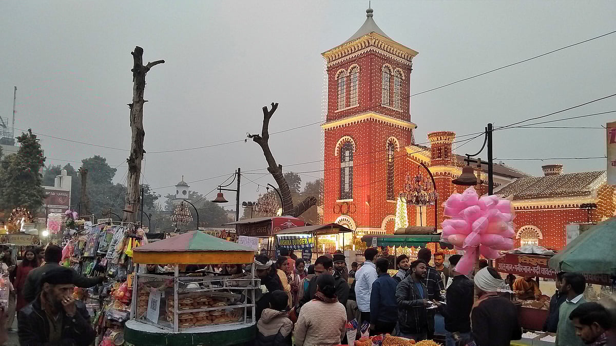बरेली का क्राइस्ट मेथोडिस्ट चर्च तो हर साल क्रिसमस के मौके पर गुलजार होता ही है और शहर के लोग भी इसमें खूब हिस्सा लेते हैं (फोटो - प्रभात)