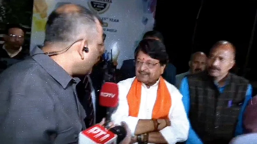 विष्णु नागर का व्यंग्यः देश को असली 'खतरा' चीन या पाकिस्तान से नहीं, रीढ़ की हड्डी वाले चंद बचे भारतीयों से है!