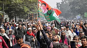 बांग्लादेश की पूर्व प्रधानमंत्री खालिदा जिया के जनाजे में शामिल होने सड़कों पर उतरे लोग (फोटो - Getty Images)