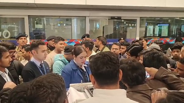इंडिगो फ्लाइट में देरी से दिल्ली एयरपोर्ट पर अफरा-तफरी