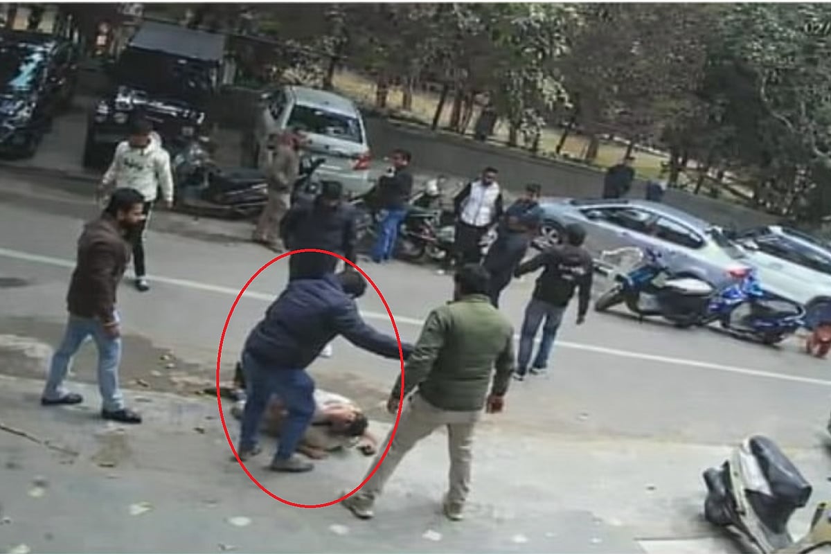 दिल्ली: खुद को BJP-RSS से जुड़ा नेता बताने वाले की गुंडई देखिए! बीच सड़क पर बाप-बेटे को बुरी तरह पीटा