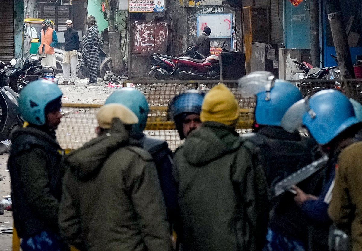 दिल्ली: अतिक्रमण हटाओ अभियान के बाद तुर्कमान गेट पर दुकानें बंद, सड़कों पर तनाव, इलाके में भारी सुरक्षाबल तैनात