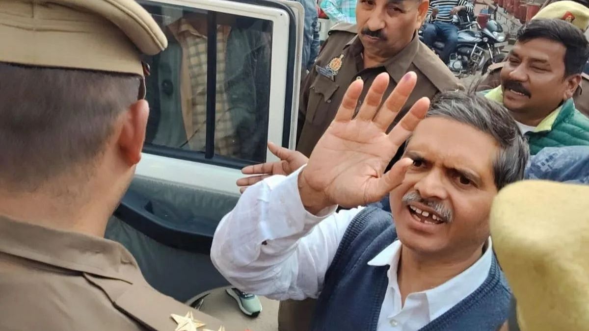 देवरिया जेल में बंद पूर्व आईपीएस अधिकारी अमिताभ ठाकुर की तबीयत बिगड़ी