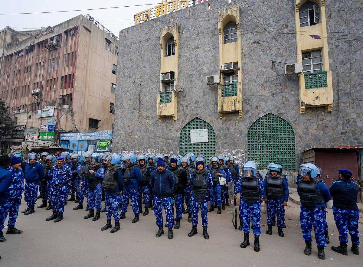 दिल्ली में अतिक्रमण हटाने के दौरान हुई हिंसा पर पुलिस का एक्शन, प्राथमिकी दर्ज, पांच हिरासत में