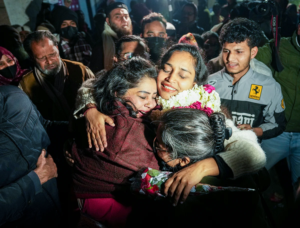 दिल्ली दंगा मामला: कोर्ट के आदेश के बाद गुलफिशा फातिमा तिहाड़ जेल से बाहर आई, अपनों से मिलकर हुई भावुक