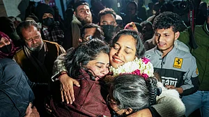 दिल्ली दंगा मामला: कोर्ट के आदेश के बाद गुलफिशा फातिमा तिहाड़ जेल से बाहर आई, अपनों से मिलकर हुई भावुक