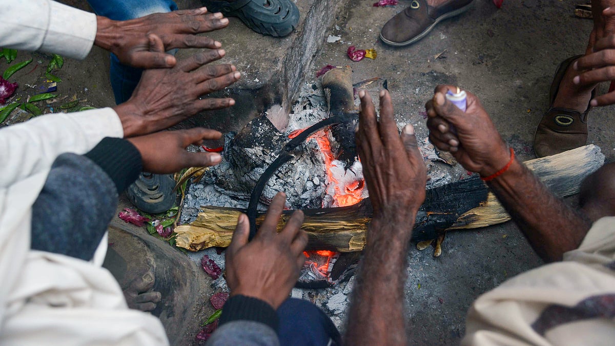 बिहार में ठंड ने लोगों को ठिठुराया