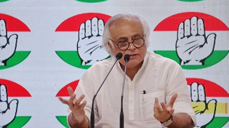 जयराम रमेश ने कहा कि मोदी सरकार चीनी कंपनियों पर लगे प्रतिबंध हटाने की योजना बना रही है।