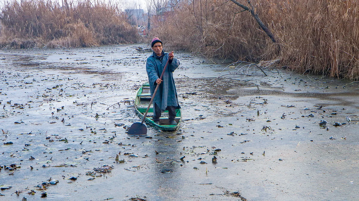 जम्मू-कश्मीर में फ्रीजिंग पॉइंट से कई डिग्री नीचे लुढ़का पारा