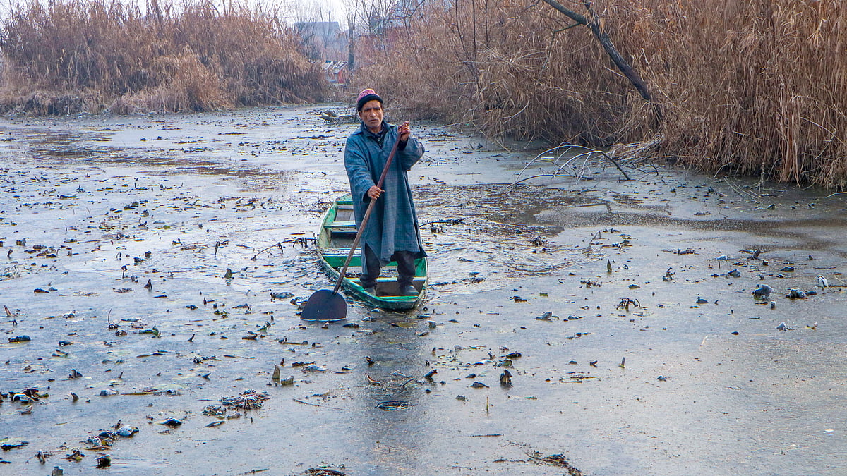 जम्मू-कश्मीर में फ्रीजिंग पॉइंट से कई डिग्री नीचे लुढ़का पारा