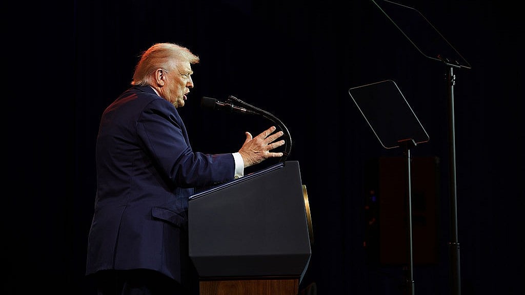 आकार पटेल / अपने हाथों अमेरिका को बरबाद करने पर तुले हैं ट्रंप