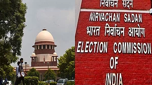 चुनाव आयुक्तों को कानूनी कार्रवाई से सुरक्षा का मामला, सुप्रीम कोर्ट ने केंद्र और आयोग को भेजा नोटिस, मांगा जवाब