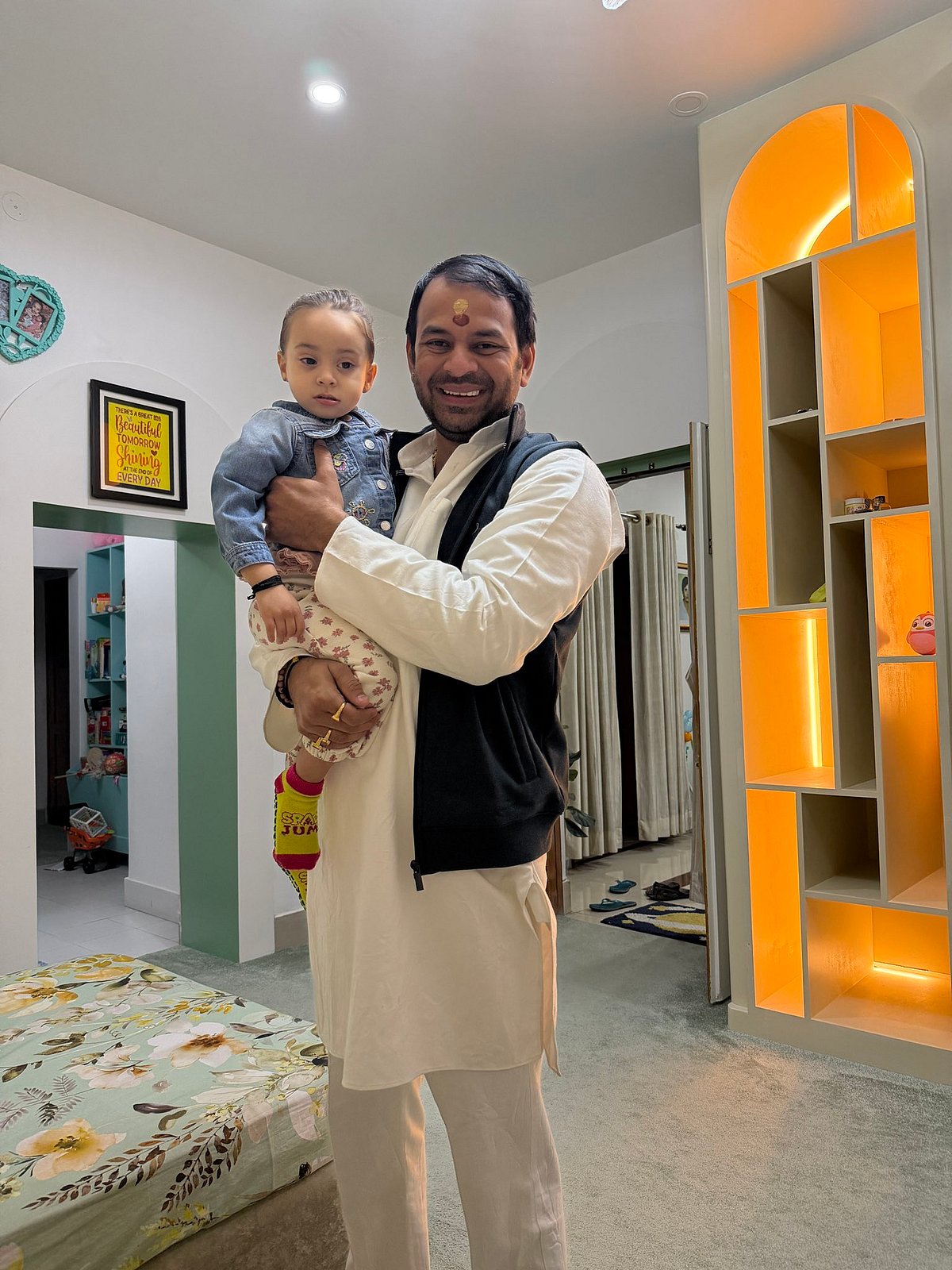 दही-चूड़ा भोज के बहाने परिवार से मिले तेज प्रताप, लालू-राबड़ी के साथ भाई तेजस्वी को भी दिया निमंत्रण